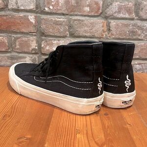Women’s size 9 sk8 hi Vans with snake detail